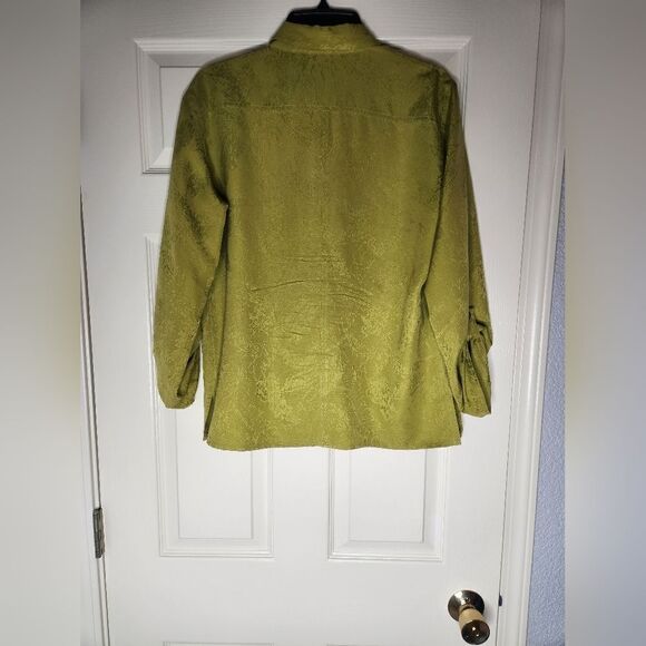 Chico's 1 100% Silk MustardGreen LeafsPrintRolltabSlv ButtonUp Women's Top Shirt - Picture 7 of 7